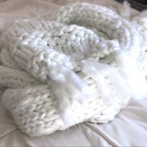❄️ NWT - Handmade Chunky Cozy Chenille White scarf